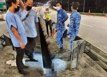 MAYAT mangsa yang tercampak di dalam longkang selepas melanggar tembok besi tengah pembahagi lebuh raya dalam kemalangan di Kilometer 265.4 Lebuhraya Utara-Selatan (arah selatan) Seremban, tengah malam tadi.