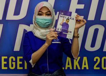 Petugas jentera Barisan Nasional menunjukkan buku Manifesto Barisan Nasional bertemakan Kestabilan Demi Kemakmuran 5 tahun sempena  Pilihan Raya Negeri (PRN) Melaka.