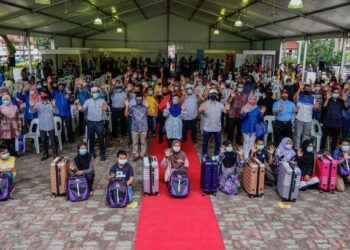 Azizah Mohd Dun bergambar bersama sebahagian penerima sumbangan daripada golongan B40 di Projek Perumahan Rakyat (PPR) Laksmana, Jalan Peel pada Program Mara Prihatin Ramadan di PPR Laksmana, Jalan Peel di sini hari ini. – utusan/AMIR KHALID