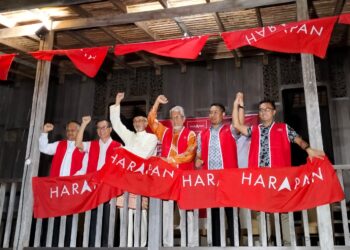 RAJA Kamarul Bahrin Shah Raja Ahmad (tiga dari kiri) bersama pemimpin PH Terengganu selepas melancarkan jentera PH Kuala Terengganu di Kuala Terengganu, malam tadi. - UTUSAN/KAMALIZA KAMARUDDIN