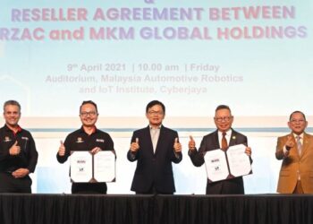 PENGERUSI MARii, Datuk Phang Ah Thong (tengah) menyaksikan MoU antara MARii, MKM Global Holdings dan RZAC ImmuneSAFE Sdn Bhd di MARii Cyberjaya. – UTUSAN/FAISOL MUSTAFA