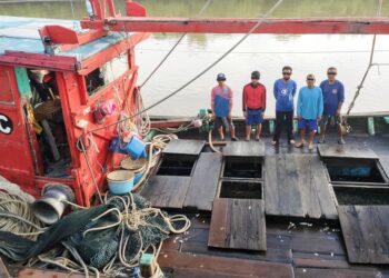 LIMA nelayan warga Thailand ditahan selepas didapati menangkap ikan di kawasan kurang 15 batu nautika dari pesisir pantai barat Yan, Kedah, hari ini.