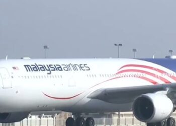 PESAWAT MH319 yang membawa bekalan pertama vaksin Covid-19 keluaran China tiba di KLIA tepat pukul 8.50 pagi ini.