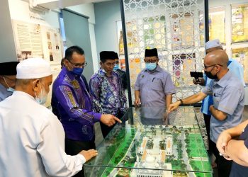 MD. Noor Ismail (dua dari kiri) melihat replika model asal Masjid Albukhary yang dipamerkan di Galeri Albukhary yang dibuka secara rasmi di Alor Setar, Kedah, hari ini.