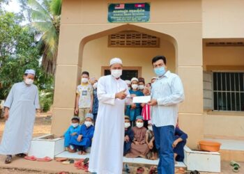 MUSTAPHA Ahmad Merican (kanan) menyerah hak penjagaan Sekolah kepada Ustaz RamlyYusof bagi pihak kementerian pelajaran dan Agama Kemboja.