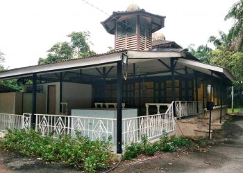 KEADAAN masjid yang terbiar dan tidak digunakan kerana kurang penduduk di Kampung Bandar, Pasir Salak. – UTUSAN/AIN SAFRE BIDIN