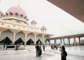 Masjid Putra di Putrajaya antara lokasi  tumpuan pelancong terutama yang beragama Islam. - GAMBAR HIASAN