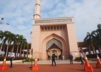 MASJID Putra di Putrajaya akan buka pintu untuk solat Jumaat mulai pukul 11.45 pagi hari ini.