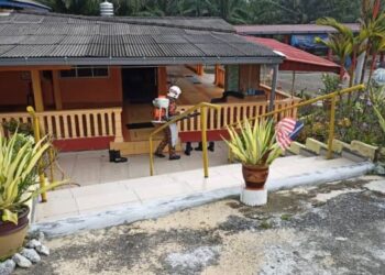 PROSES sanitasi di Masjid Bangkahulu, Tampin telah dilakukan oleh pasukan bomba dari Balai Bomba dan Penyelamat Gemas, baru-baru ini. - IHSAN BOMBA