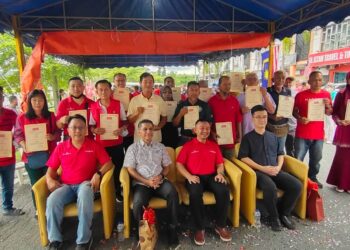 MASZLEE MALIK (duduk, tengah) bersama pemimpin PH selepas pelancaran Jentera Pilihan Raya PH di Pejabat PKR Simpang Renggam semalam.