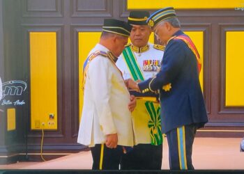 MOHAMAD Sabu menerima darjah kebesaran Seri Mahkota Wilayah yang membawa gelaran Datuk Seri daripada Yang di-Pertuan Agong bersama enam lagi penerima sempena Istiadat Menghadap dan Pengurniaan Darjah Kebesaran, Bintang dan Pingat Wilayah Persekutuan Tahun 2023 di Istana Negara, hari ini.