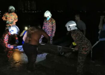 ANGGOTA bomba mengangkat mangsa yang terperangkap dalam lumpur di sawahnya sebelum disahkan meninggal dunia di Kampung Batang Tiga, Klebang, Melaka.