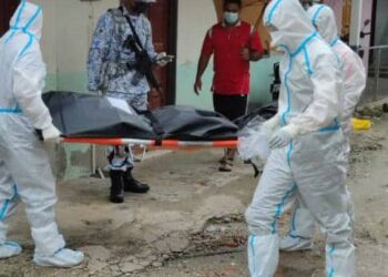 ANGGOTA polis dan kakitangan  KKM mengusung mayat Aminah Ahmad yang meninggal dunia di rumahnya di Bukit Malut, Langkawi, Kedah, hari ini.