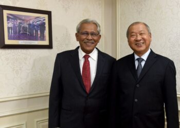 MOHAMAD Haslah Mohamad Amin (kiri) bersama Pengasas dan Timbalan Pengerusi Eksekutif Kumpulan Matrix Concept, Datuk Seri Lee Tian Hock.