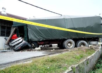 KEADAAN kereta yang terperosok akibat dirempuh sebuah lori di Jalan Jelapang di Ipoh hari ini. - UTUSAN/ZULFACHRI ZULKIFLI