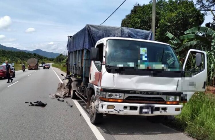 Penunggang Motosikal Maut Langgar Lori Rosak Di Laluan Kecemasan