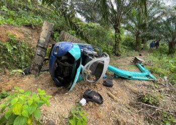 KEADAAN jengkaut dipandu  Raja Aznanazran Raja Azhar yang terbalik dalam kemalangan di Ladang FGV 1, Setiu, Terengganu, petang tadi. 