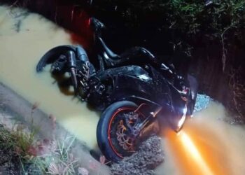 KEADAAN motosikal jenis Kawasaki Z800 ditunggang Muhamad Shakir Abdul Jabar YANG  terbabas dan terjatuh ke dalam parit di Jalan Alor Redis berhampiran sebuah hotel di Jejawi, Arau, Perlis, malam tadi.