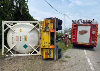 LORI tangki jenis sinotruck yang membawa muatan cecair karbon dioksida dinaiki dua beranak terbabas di Kilometer 20 Jalan Jemaluang-Mersing di Mersing, Johor.