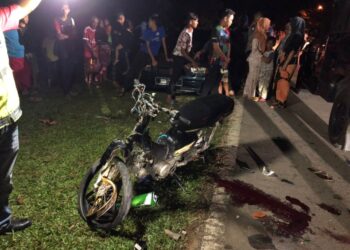 KEADAAN salah satu motosikal mangsa selepas terlibat dalam kemalangan di Kampung Sungai Satan, Jeli, Kelantan, semalam. - IHSAN POLIS