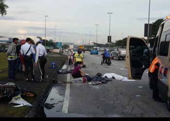 KEMALANGAN dua motosikal di persimpangan lampu isyarat Persiaran Kuala Selangor, Seksyen 26, Shah Alam, Selangor hari ini.