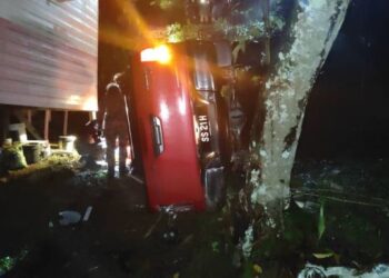 Kenderaan dinaiki mangsa yang terbabas lalu jatuh ke dalam gaung di Kampung Kiambalang, Inanam di Kota Kinabalu semalam.-IHSAN Bomba