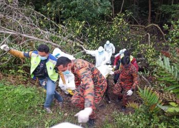 PASUKAN penyelamat mengeluarkan mayat mangsa daripada hutan paya bakau di Jalan Sri Sementa, Klang, Selangor hari ini. - FOTO/MOHAMAD NAUFAL MOHAMAD IDRIS