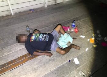 MAYAT lelaki yang ditemukan di sebuah rumah kayu di Jalan Lama, Port Dickson malam tadi.- IHSAN POLIS