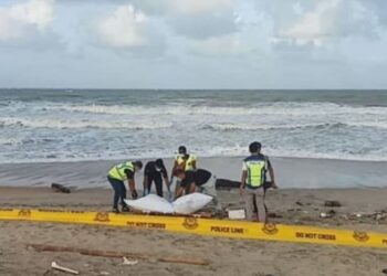 SATU mayat reput ditemukan terdampar di Pantai Kemayang, Bachok, petang tadi.