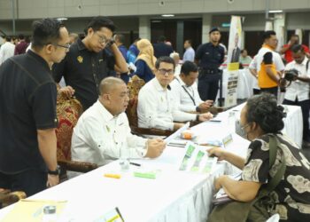 SAARANI Mohamad (kiri) mendengar aduan rakyat pada Program Mesra Hari Bertemu Pelanggan Kerajaan Negeri Perak 2023 di Ipoh hari ini. - UTUSAN/MUHAMAD NAZREEN SYAH MUSTHAFA