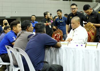 SAARANI Mohamad (kanan) meneliti aduan rakyat pada Program Mesra Hari Bertemu Pelanggan di Ipoh hari ini. - UTUSAN/MUHAMAD NAZREEN SYAH MUSTHAFA