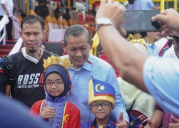 AMINUDDIN Harun bergambar bersama orang ramai yang hadir pada Majlis Sambutan Hari Kebangsaan 2022 Peringkat Negeri Sembilan di Padang Majlis Bandaraya Seremban (MBS) Seremban hari ini.-UTUSAN/MOHD. SHAHJEHAN MAAMIN.