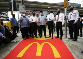 Majlis perasmian lintasan pejalan kaki `Fries' di hadapan McDonald's cawangan Bukit Bintang, Kuala Lumpur.