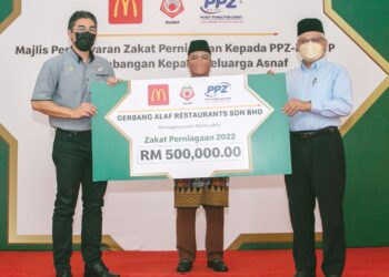 Majlis penyerahan zakat perniagaan McDonald’s Malaysia oleh Azhar Darbi (kiri) kepada Abdul Hakim Amir Osman disaksikan Mohd. Nizam Yahya.