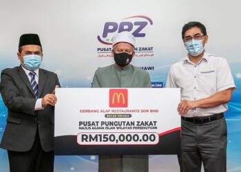 Naib Presiden Sumber Manusia McDonald’s Malaysia, Azhar Darbi menyampaikan zakat perniagaan RM150,000 kepada Ketua Pegawai Eksekutif Pusat Pungutan Zakat Majlis Agama Islam Wilayah Persekutuan (PPZ-MAIWP), Ahmad Shukri Yusoff (kiri) disaksikan oleh Menteri di Jabatan Perdana Menteri (Hal Ehwal Agama), Senator Datuk Seri Dr. Zulkifli Mohamad Al-Bakri , di Kuala Lumpur baru-baru ini.