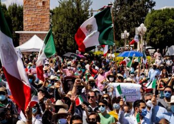 GOLONGAN petani mengadakan demonstrasi bagi membela kematian Jessica Silva yang terbunuh semasa pertempuran dengan pasukan keselamatan di Delicias, Mexico, 20 September lalu.-AFP