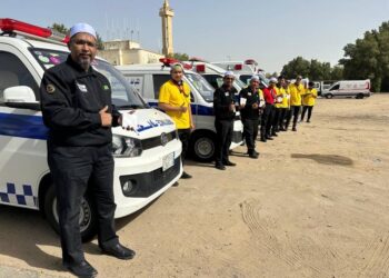 PETUGAS perubatan menunjukkan tanda isyarat bagus yang menunjukkan mereka sudah bersedia mengendalikan ambulans di Tanah Suci.