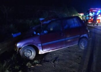 KEADAAN Perodua Kancil yang rosak teruk di bahagian hadapan akibat melanggar penghadang jalan menyebabkan pemandunya maut dalam kemalangan  jalan raya di Kilometer 18, Jalan Lipis - Benta di Lipis, Pahang. - IHSAN IPD LIPIS