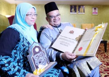 DR. Mohammad Fadhly Yahya menunjukkan anugerah yang diterima kepada isterinya, Dr. Nor Hanisah Mohd. Said sempena Anugerah Khas Maal Hijrah 1442H/2020M di MITC, Ayer Keroh, Melaka. UTUSAN/ RASUL AZLI SAMAD