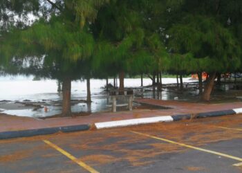 AIR laut melimpah di Pantai Kelanang, Selangor  akibat fenomena air pasang besar.