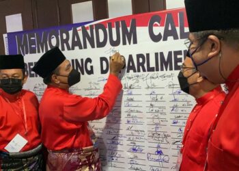 MOHD. Yusof Ismail (dua dari kiri) menandatangani memorandum yang mahu calon UMNO bertanding di Parlimen Alor Setar selepas merasmikan Mesyuarat Perwakilan UMNO Bahagian Alor Setar hari ini.