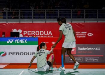 PEARLY Tan dan M. Thinaah menunjukkan semangat juang tinggi ketika menumpaskan pasangan Jepun, Yuki Fukushima-Sayaka Hirota pada suku akhir Masters Malysia di Axiata Arena, Bukit Jalil hari ini. - UTUSAN/SHIDDIEQIIN ZON