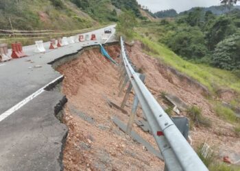 RUNTUHAN tebing dan mendapan tanah di laluan antara Kampung Tuit ke Hulu Tembeling berdekatan Kem Nusa, Kuala Tahan, Jerantut, Pahang. - UTUSAN/HARIS FADILAH AHMAD