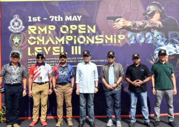 PERDANA Menteri, Datuk Seri Anwat Ibrahim meninjau Kejohanan Tembak RMP Open Championship Level III di Kelab Menembak Sasaran Shapadu, di Putrajaya, semalam. - GAMBAR IHSAN PDRM