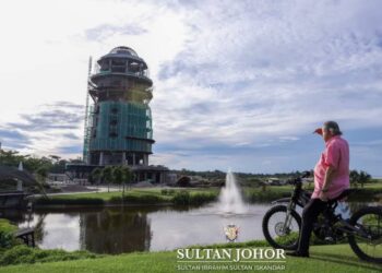 SULTAN Ibrahim Sultan Iskandar berkenan meluangkan masa meninjau perkembangan projek pembinaan menara rumah api di pekarangan Istana Flintstones, Mersing, Johor, semalam. - ROYAL PRESS OFFICE (RPO)