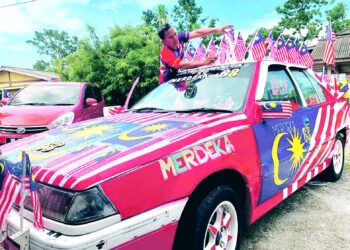 ZAKARIA Lebai Harun atau Pak Ya menghiasi kereta Proton Iswara Aeroback miliknya dengan Jalur Gemilang
bagi menyemarakkan Sambutan Hari Kebangsaan di Kampung Tebuk, Simpang Empat, Arau Perlis, semalam.