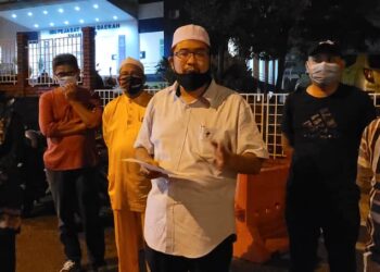 MOHD. FAKHRULRAZI Mohd. Mohktar (tengah) membuat laporan polis bagi menggesa siasatan terhadap pendedahan Hamzah Zainudin yang didakwa telah mencemarkan institusi badan beruniform itu di IPD Shah Alam, Selangor malam tadi.