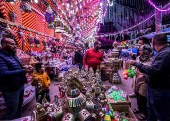 ORANG ramai memilih koleksi lampu pelita yang dijual di jalan utama di Shubra, Mesir. -AFP