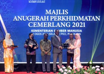 M Saravanan menyampaikan anugerah kepada penerima ketika Majlis Anugerah Perkhidmatan Cemerlang Kementerian Sumber Manusia di Putrajaya. -UTUSAN/FAISOL MUSTAFA