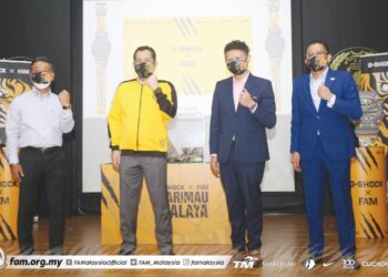 PRESIDEN FAM, Datuk Hamidin Mohd. Amin (dua, kiri) melancarkan jam edisi khas kedua G-Shock Harimau Malaya di Wisma FAM, Kelana Jaya semalam.